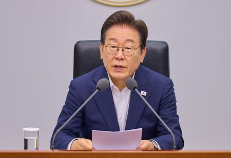 Lee's Approval Rating Recoils to 53 Percent on Tariff Deal