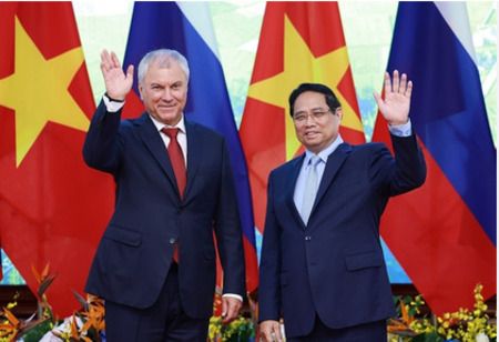 PM Pham Minh Chinh Meets With Chairman of Russian State