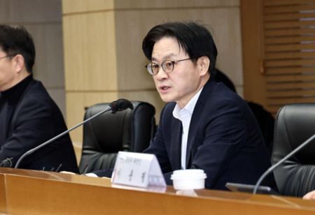Industry Minister Shows Confidence in Korea's Submarine Bid