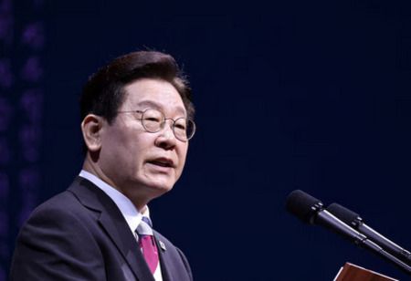 Lee Vows 'Absolute Competitiveness' in Advanced Technologies