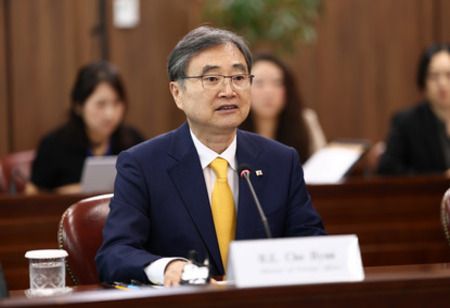 FM Cho Discusses Strait of Hormuz With Trump Official