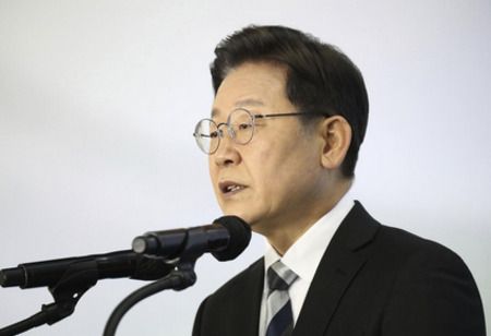 Lee Set for Summit Talks With Singapore PM