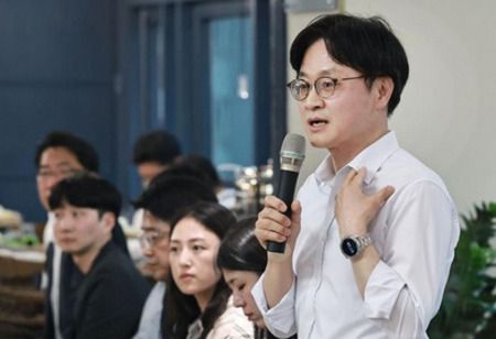 Industry Minister Urges Active Profit Reinvestment in AI Sector