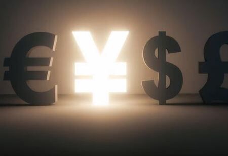 Yen Firms as Anvestors Gird for Political Uncertainty