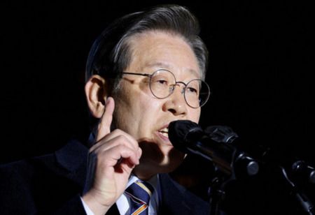 Lee Arrives in Japan for Summit With Takaichi