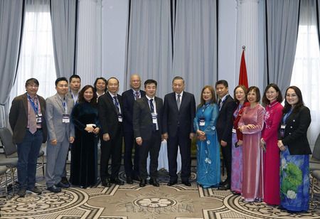 Top Leader Receives Intellectuals, Scientists in Australia