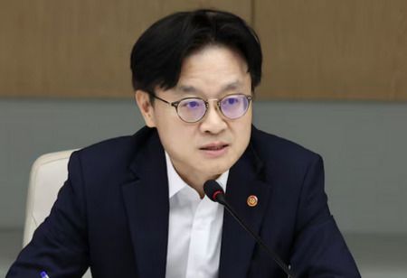 Industry Minister to Tour to Promote Balanced Development